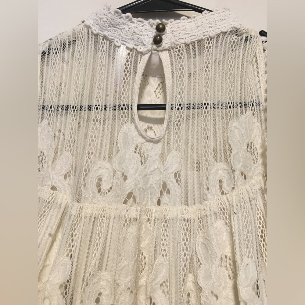 Delicate lace high neck sleeveless blouse - Picture 4 of 5